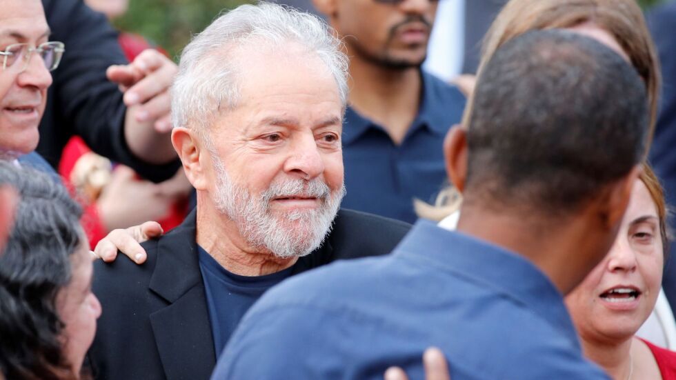 Тълпи приветстват бившия президент Лула да Силва след излизането му от затвора в Бразилия