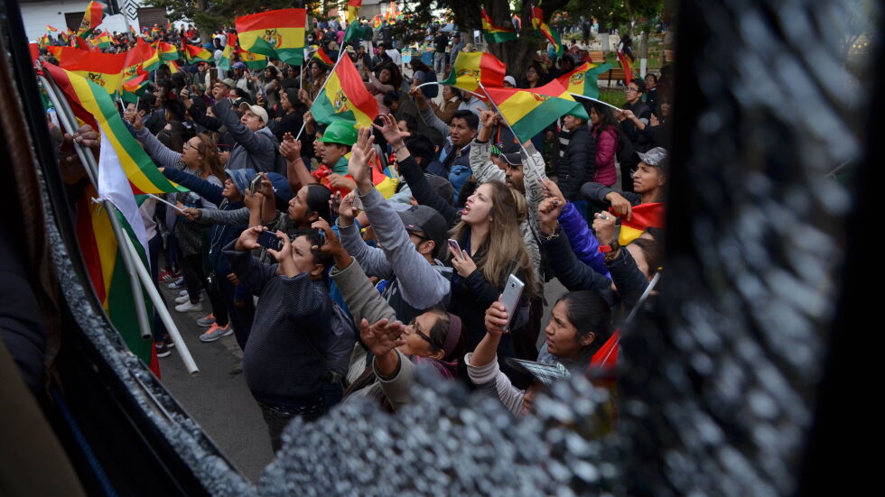 Протестиращи окупираха две държавни медии в Боливия