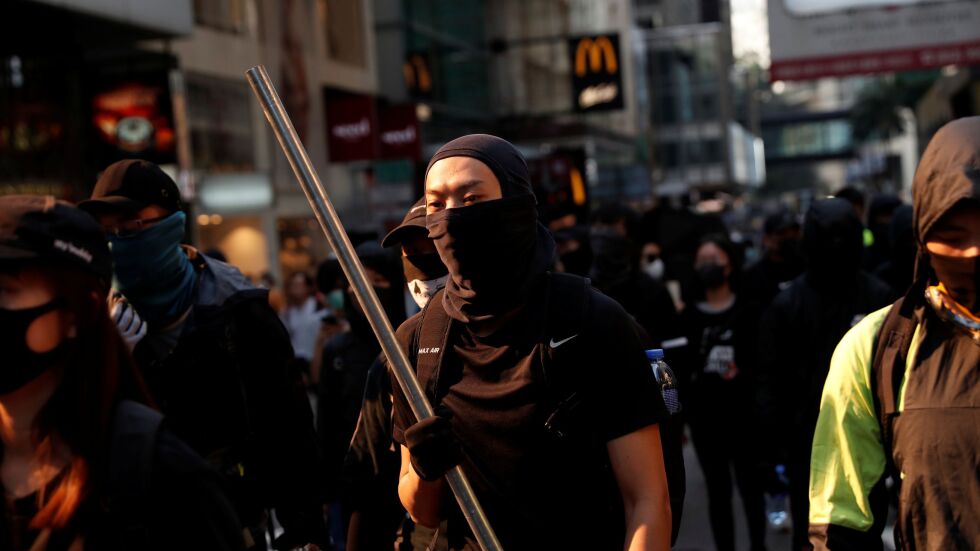 Полицай простреля демонстрант в Хонконг
