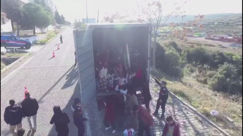 Камион, натоварен с 82-ма мигранти, беше заловен в Турция
