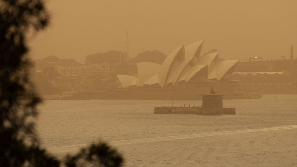 Огнената стихия достигна предградия на Сидни