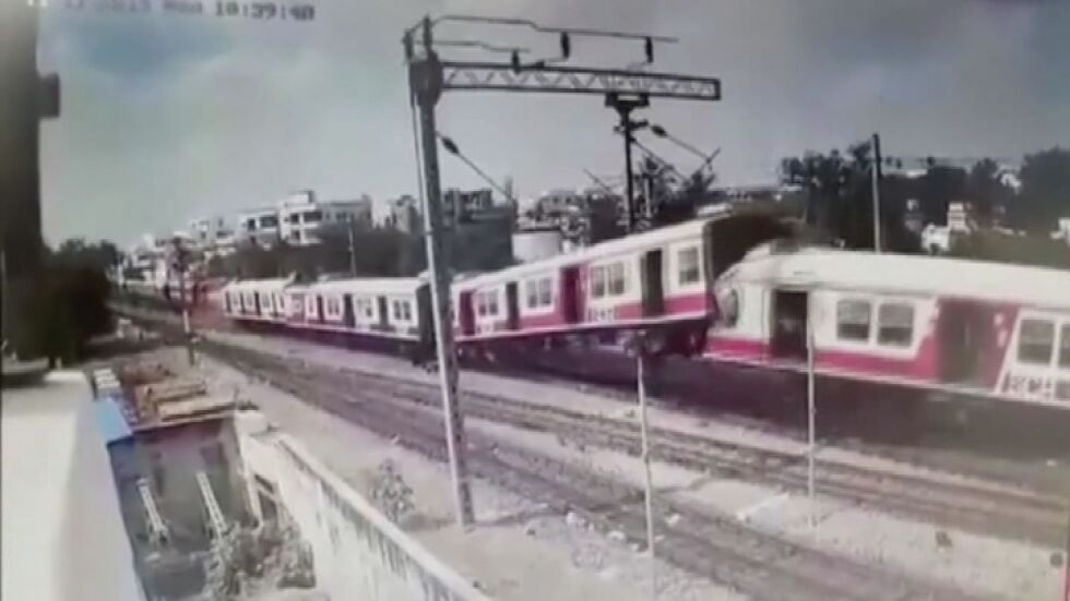 Камера улови сблъсък между два влака в Индия (ВИДЕО)