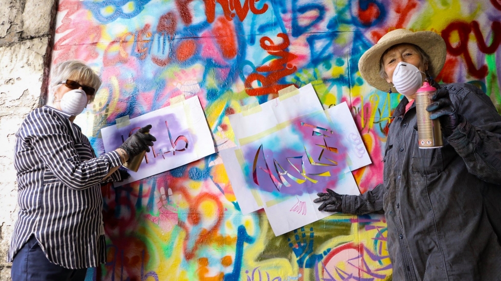 Банди от баби рисуват графити из улиците на Лисабон