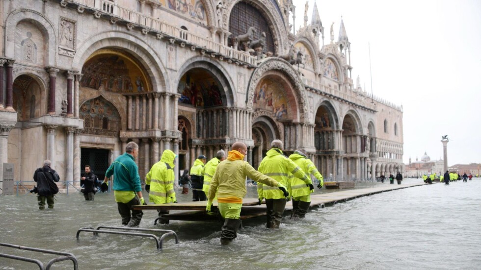 Затвориха за туристи площад Сан Марко заради наводненията във Венеция 