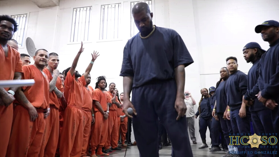 Кание Уест разплака затворници с изненадващ концерт (ВИДЕО И СНИМКИ)