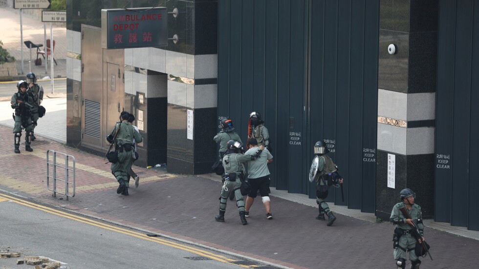Полицията в Хонконг с бойни патрони срещу протестиращи със „смъртоносни оръжия”
