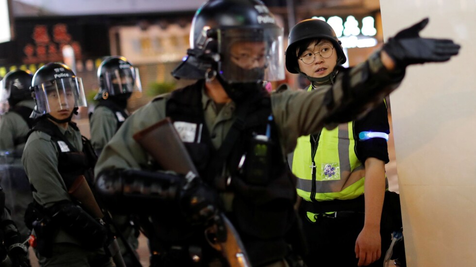 В Хонконг протестиращи извършиха дръзко бягство от полицейска обсада