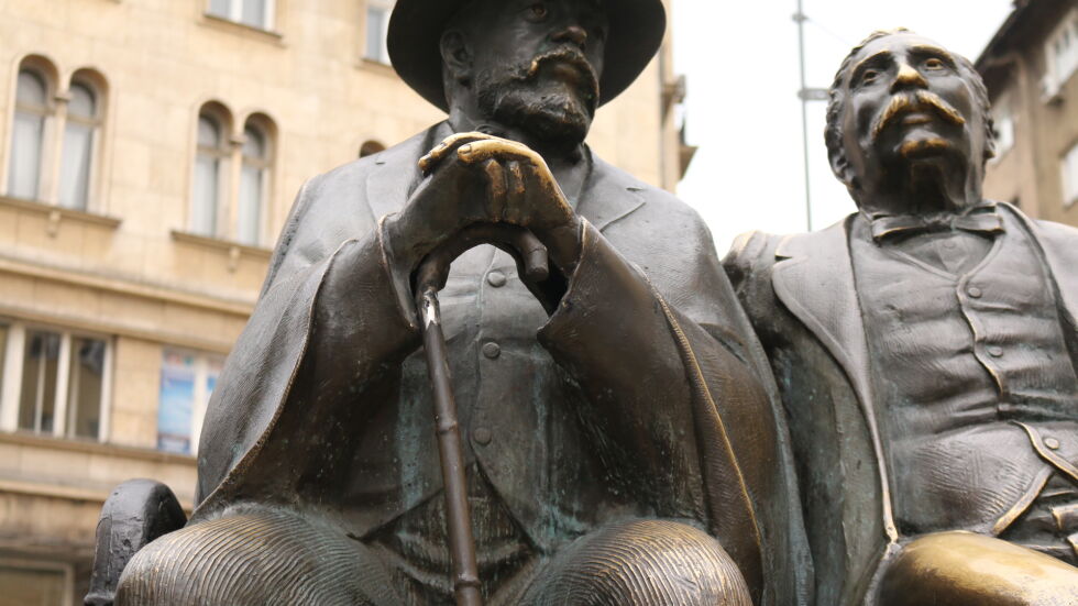 Статуята на Петко и Пенчо Славейкови в София отново има бастун (ВИДЕО)