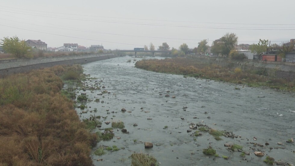 Екологично бедствие: Кой е отговорен за пресъхването на река Въча? 
