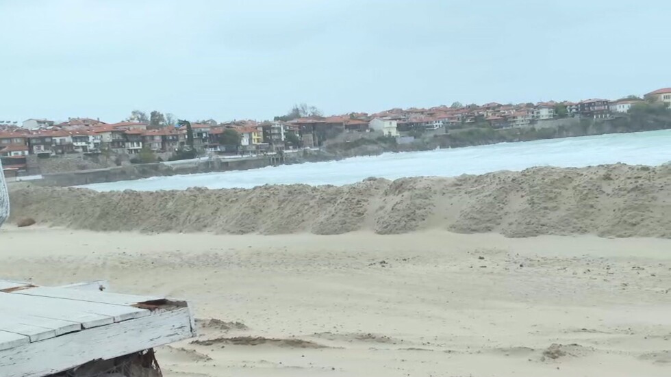 Багер на плажа в Созопол: Защо тежка техника копае пясъка? 