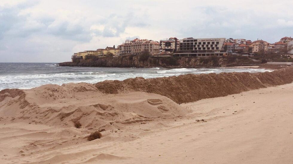 Министерството на туризма проверява защитната дига на плажа в Созопол