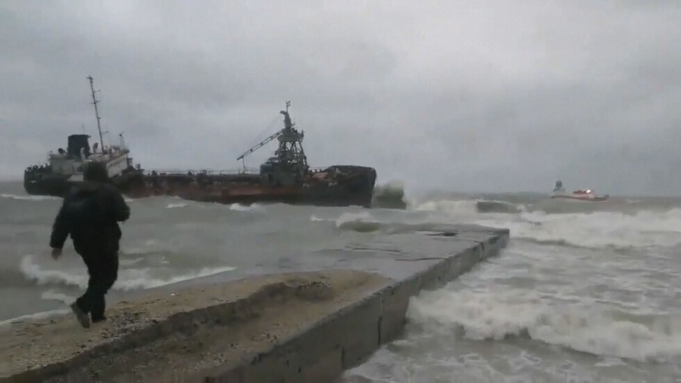 Буря обърна товарен кораб в Черно море