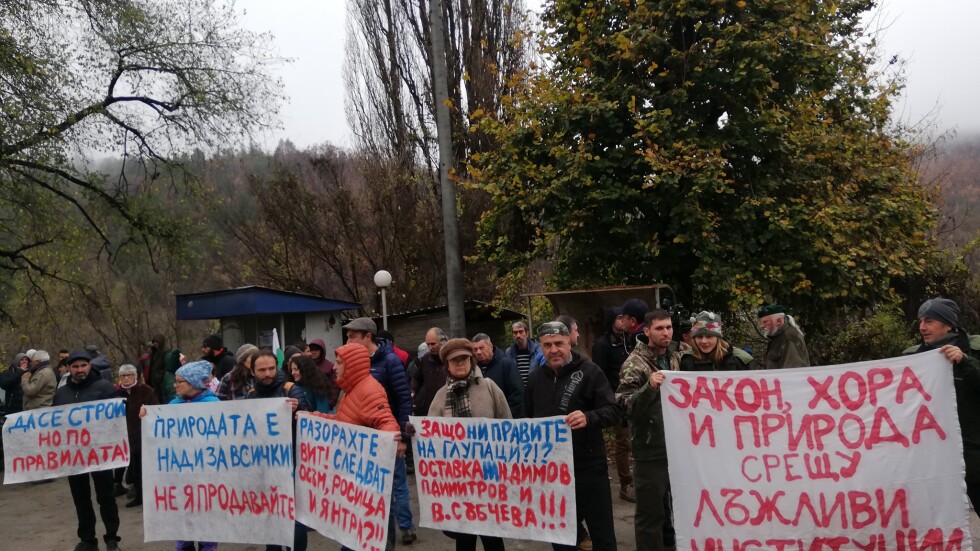 Граждани излязоха на протест заради разравяне на коритото на р. Вит