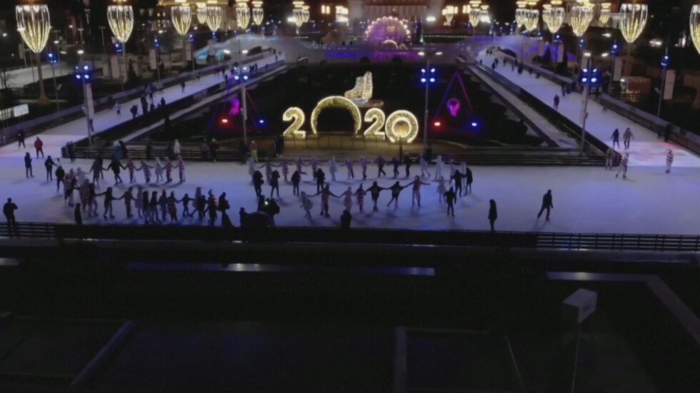 Москва посреща празниците с голяма ледена пързалка
