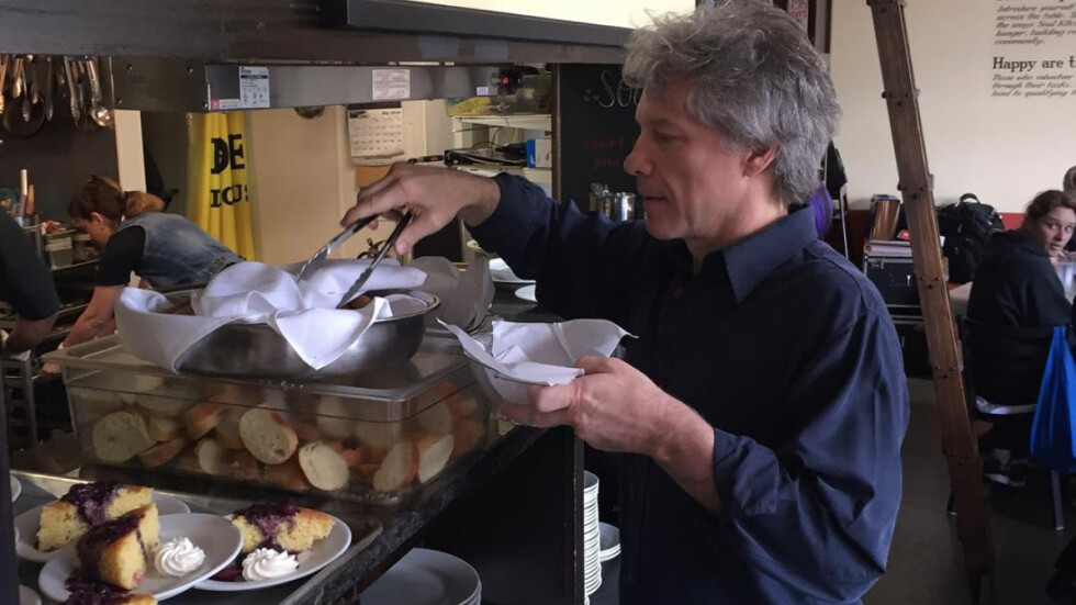Благороден жест: Бон Джоуви готви за хора в нужда в ресторантите си (СНИМКИ)