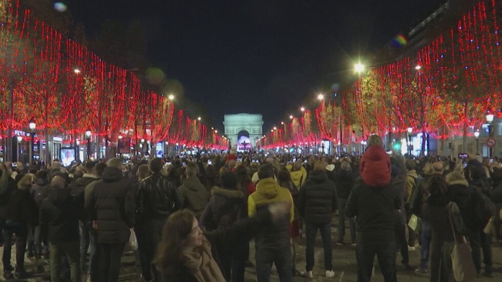 Париж заблестя: Милиони лампички осветиха Шанз-Елизе преди празниците