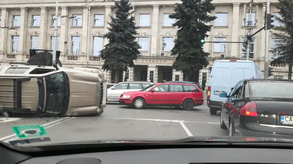 Джип се обърна и предизвика задръстване пред стадион "Васил Левски" (ВИДЕО)