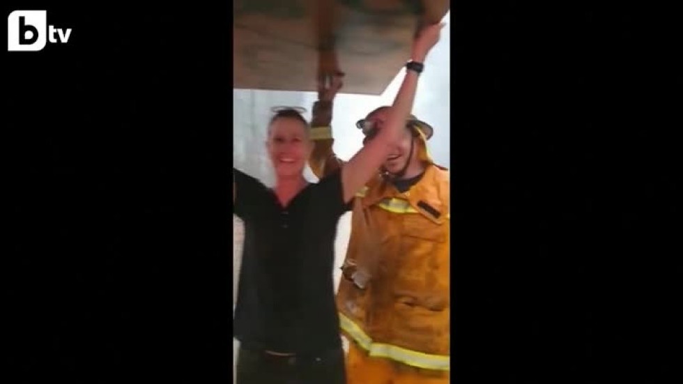 Пожарникари танцуват от щастие, след като най-накрая заваля в Австралия (ВИДЕО)