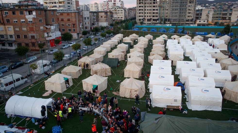 Над 10 000 албанци ще прекарат празниците в палатки след труса