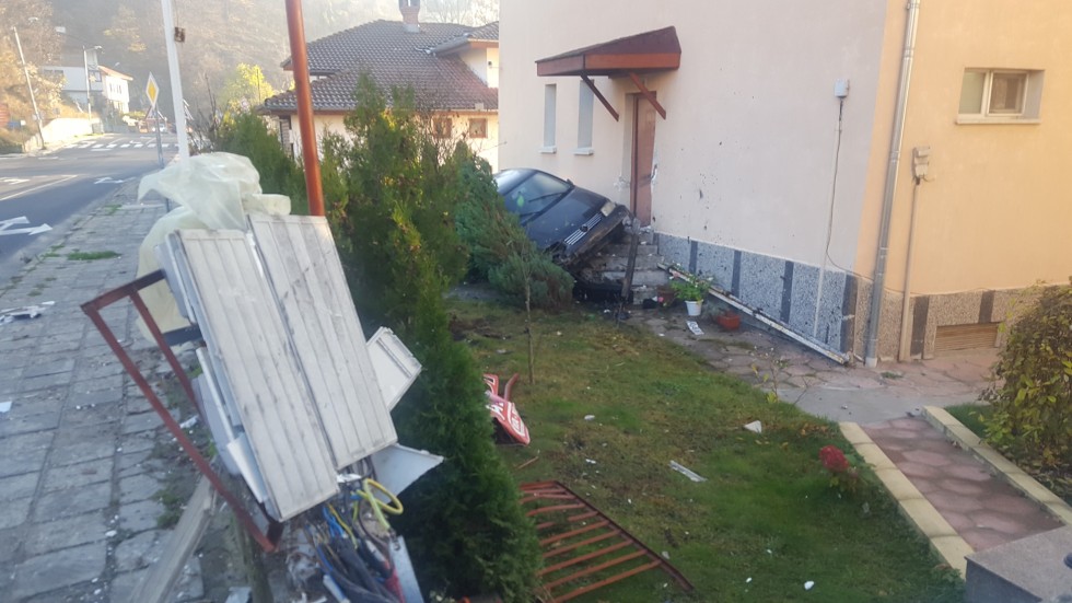 След превишена скорост: 18-годишен „паркира” в двора на къща в Смолян