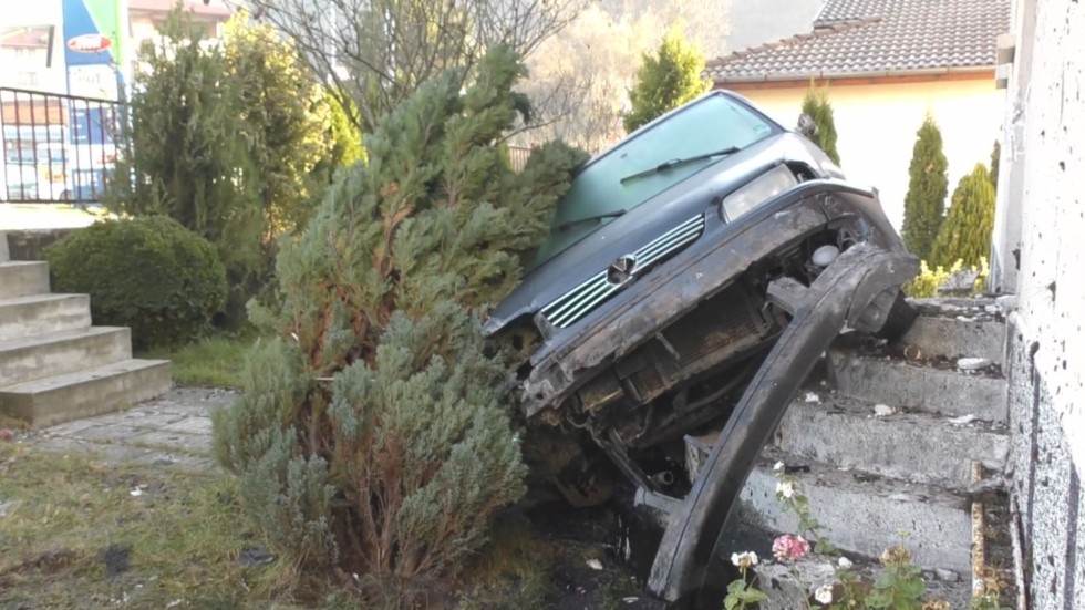 След като 18-годишен заби колата си в къща в Смолян: Какви са щетите?