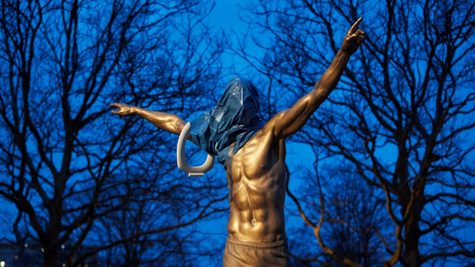 Шведи определиха Златан Ибрахимович за Юда и запалиха статуята му (ВИДЕО)