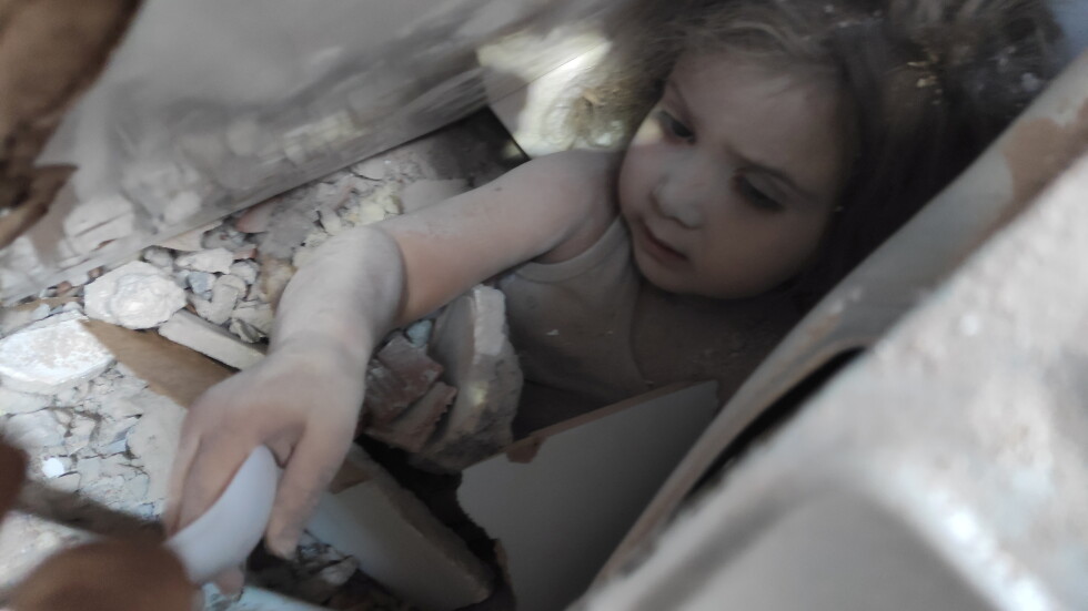 Още едно оцеляло в руините дете: Момиченце беше намерено 91 часа след труса в Измир