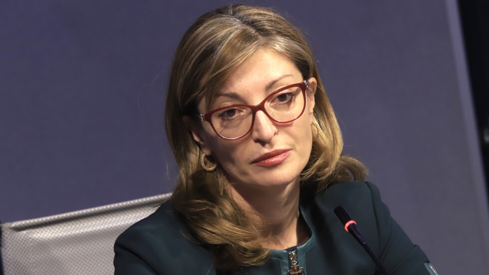 Външният министър Екатерина Захариева се самоизолира