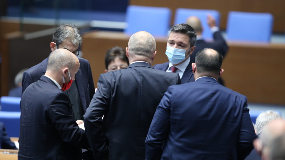 Скандал в НС: Депутатите събраха кворум, но се скараха заради напусналите БСП