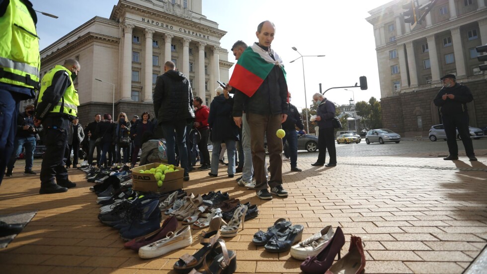 Акция: Стари обувки срещу правителството