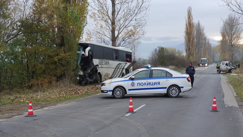 Тежка катастрофа с автобус, превозвал работници в Ботевградско