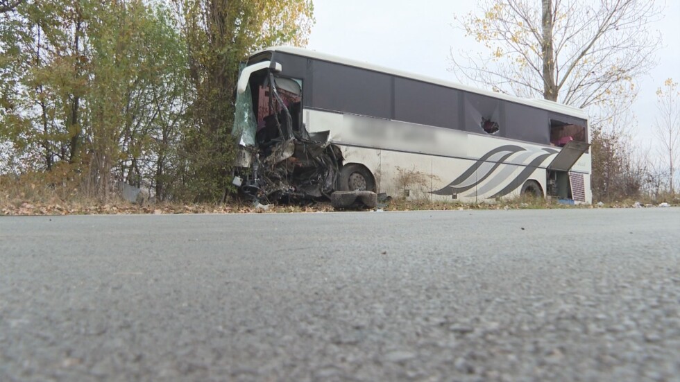 Тежка катастрофа между джип и автобус взе три жертви в Ботевградско (ОБЗОР)