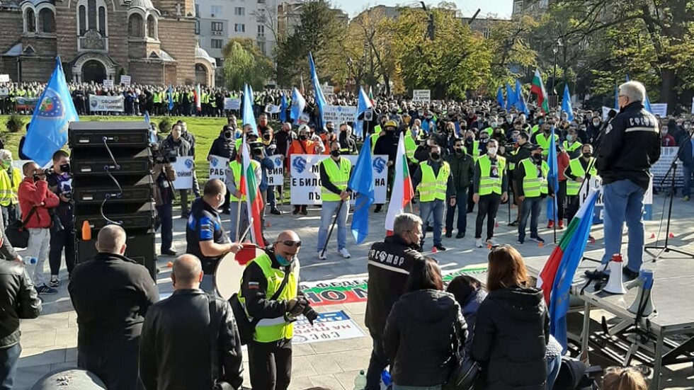 Полицаи от цялата страна протестираха в София навръх професионалния си празник 