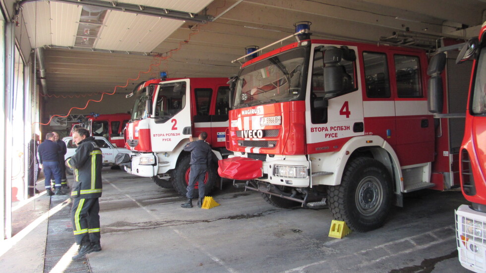 Пожарникарите в Русе подкрепиха протеста на колегите си в София