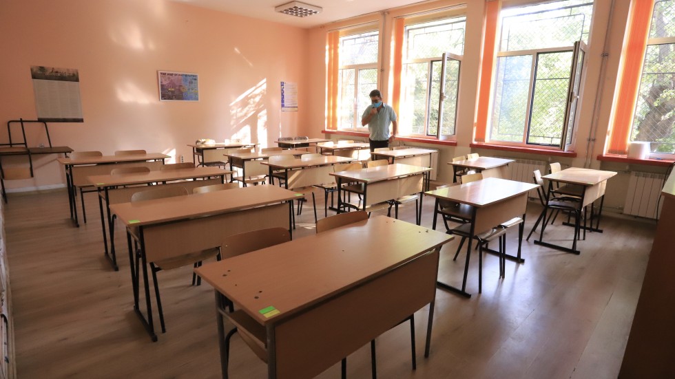 Учениците в 6. и 7. клас в София ще учат онлайн, гимназистите остават вкъщи до 27 ноември