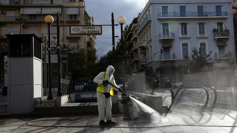 Заради ръст на заразените Гърция няма да разхлабва мерките
