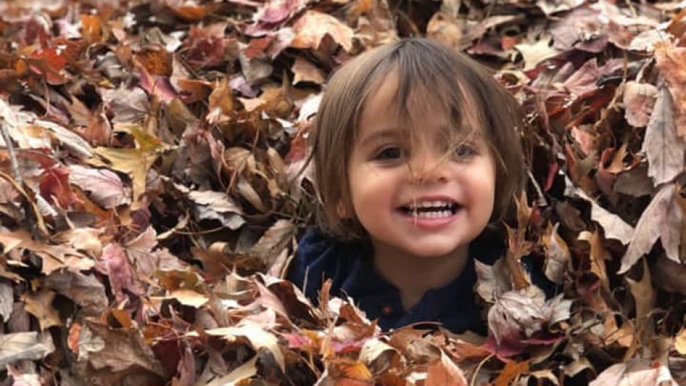 Синът на Ева Лонгория се радва по най-детския начин на есента