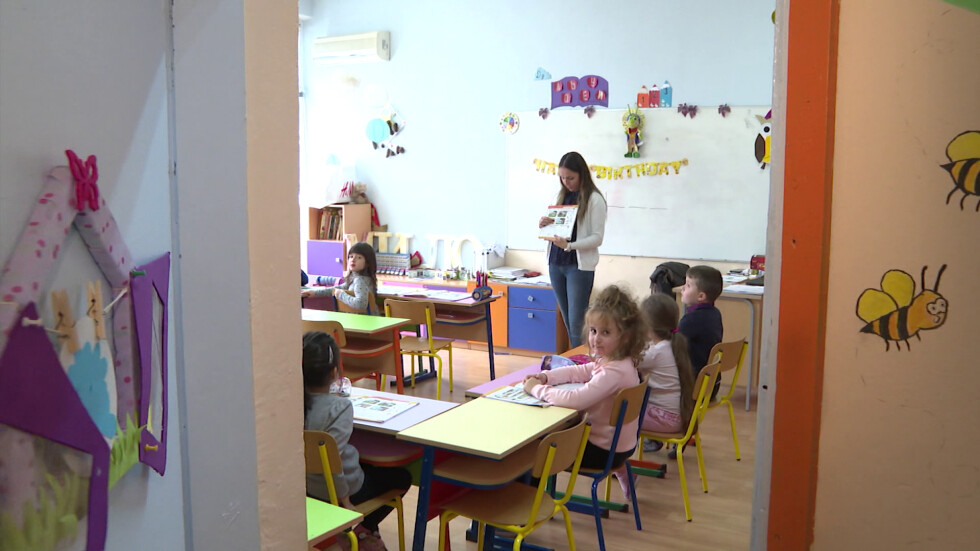  Студенти на първа линия: Четвъртокурсници заместват в клас отсъстващите учители във Велико Търново