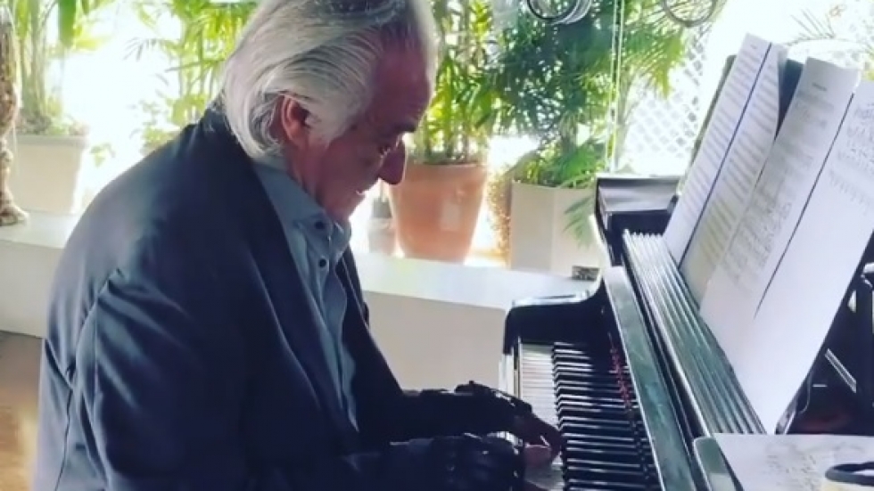 „Вълшебни“ ръкавици позволяват на известен бразилски пианист да свири отново след 20 години
