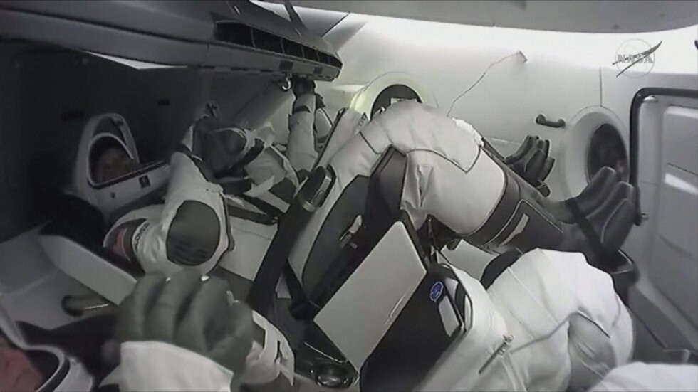 Капсулата на „Спейс Екс“ се скачи успешно с Международната космическа станция