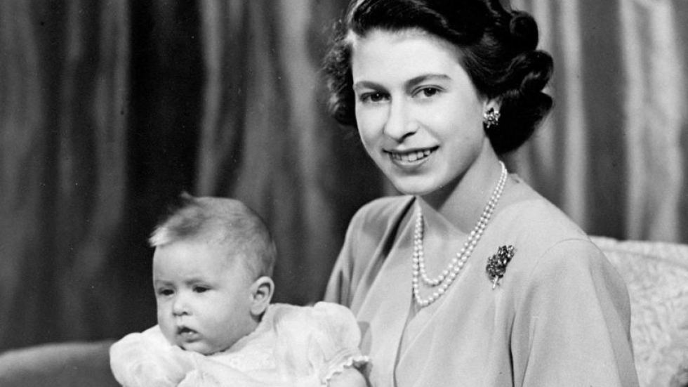 Как с раждането на принц Чарлз Елизабет II прекрати една много странна традиция