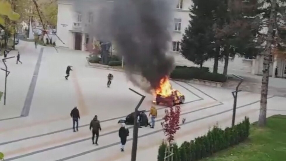 Мъж запали колата си пред общината във Враца (ВИДЕО)