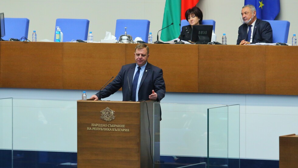 Каракачанов пред депутатите: Колегите от Скопие се държаха все едно България е кандидат, а не те