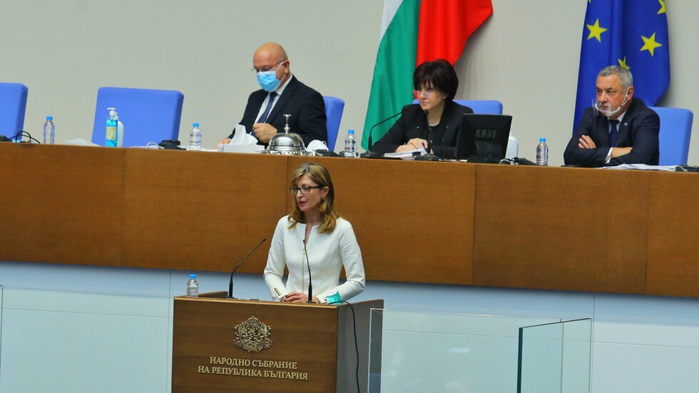 Темата „Скопие“ в парламента: Захариева отговаря за обтегнатите двустранни отношения