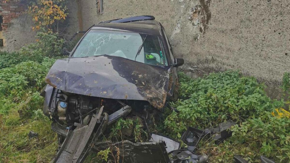 27-годишен загина, след като колата му излетя от пътя и се удари в къща