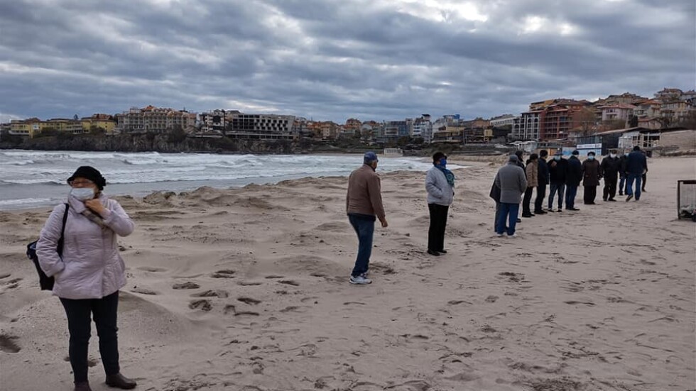 Протест в Созопол с искане да спре разораването на плажната ивица за дига