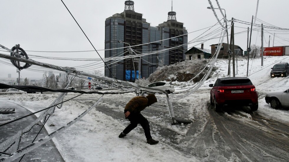 Леден дъжд и силен снеговалеж блокираха Източна Русия