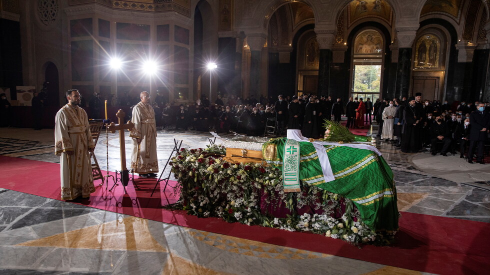 Погребаха сръбския патриарх Ириней в криптата на храма „Свети Сава“