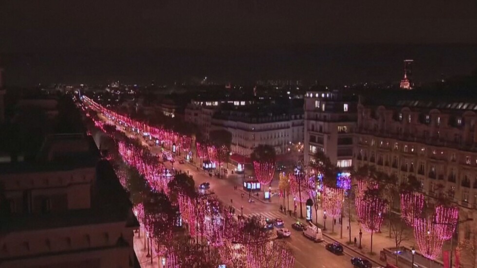 Запалиха коледните светлини на бул. "Шанз-Елизе" в Париж