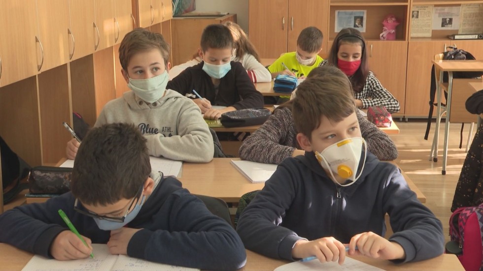 Отново в клас: Децата, които отказват да носят маски в час, ще учат онлайн